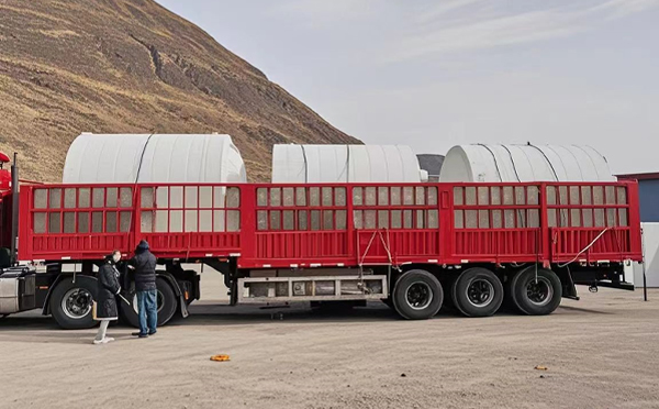 银川塑料桶装车完毕准备运输中