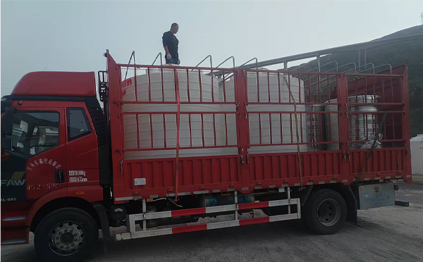 银川立式运输桶安排发货现场